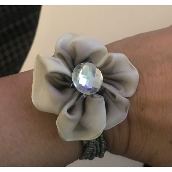 Brand New Lot of (18) Seed Bead & Flower Stretch Bracelets - Picture 4 of 5